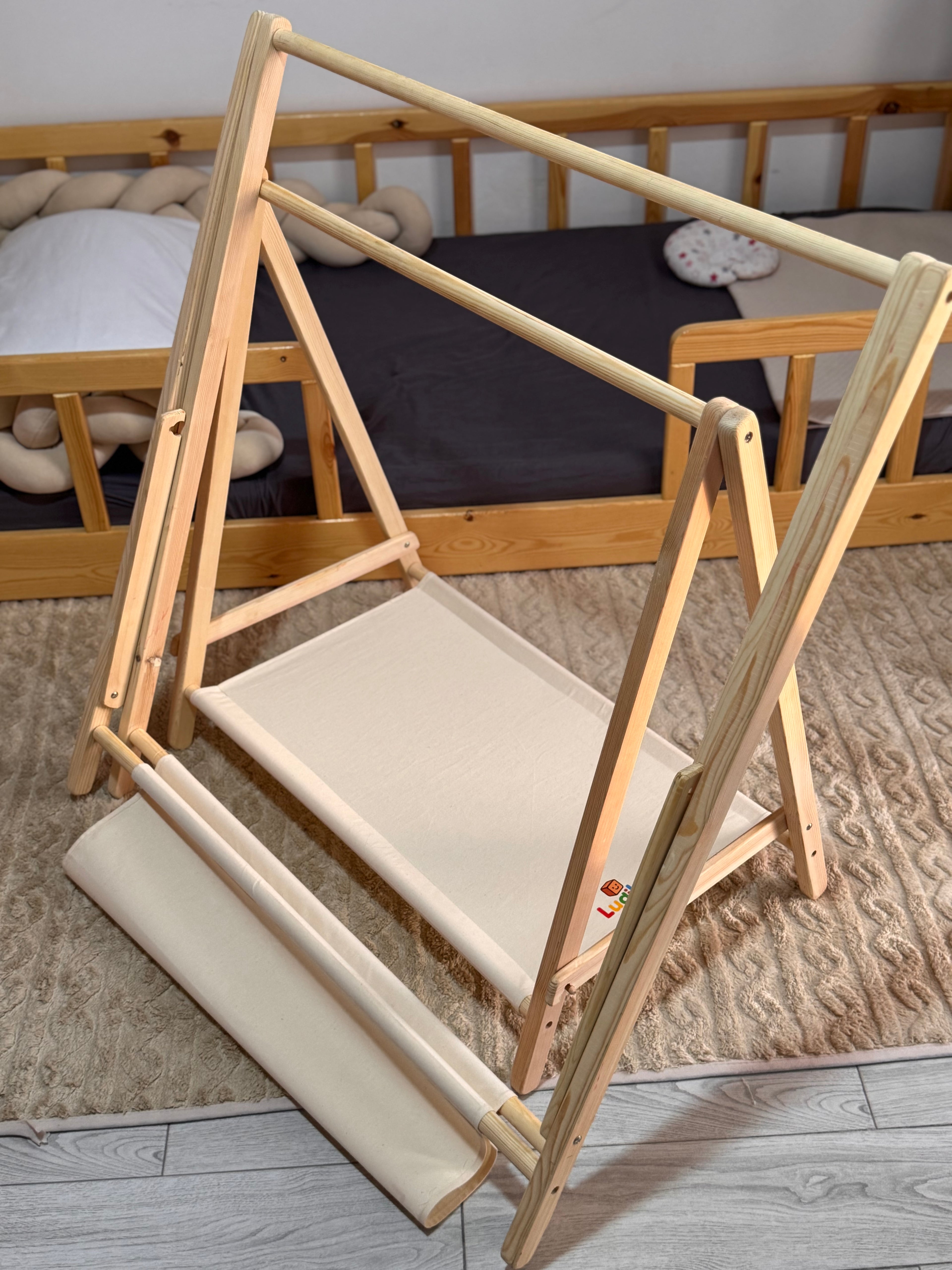 Penderie rabattable en bois rouge