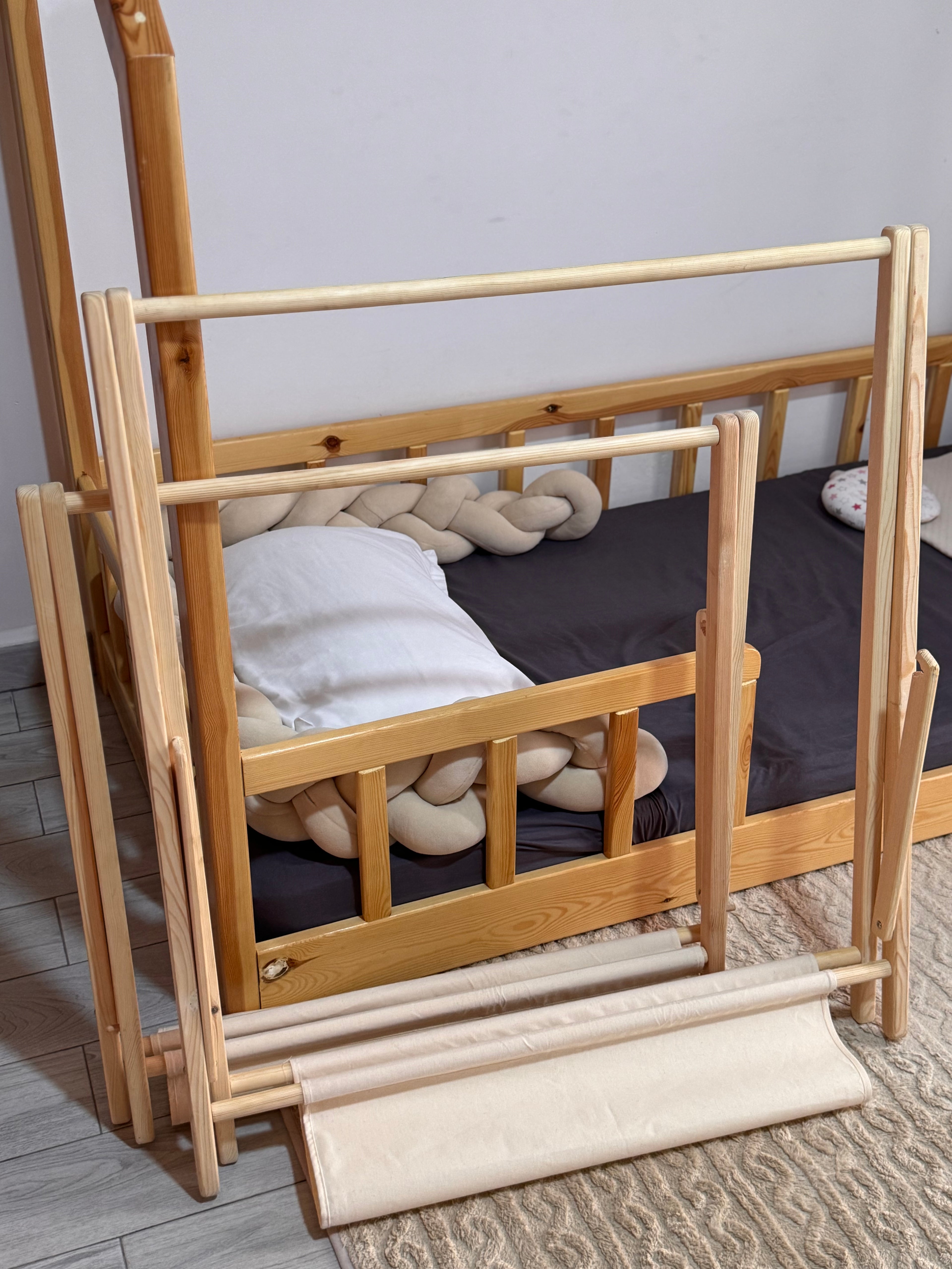 Penderie rabattable en bois rouge