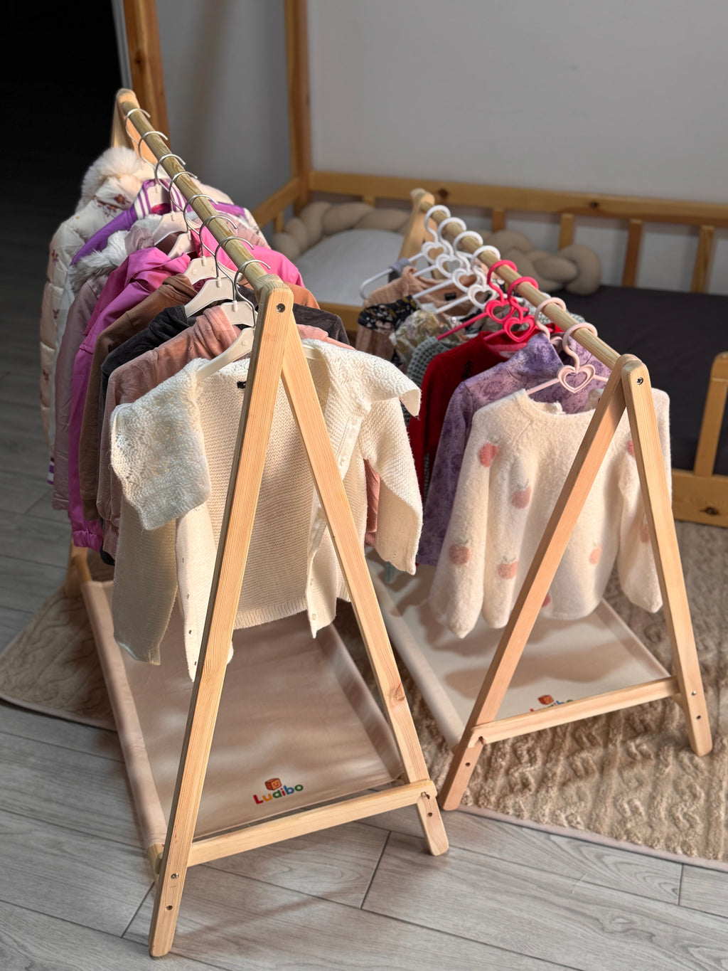 Penderie rabattable en bois rouge