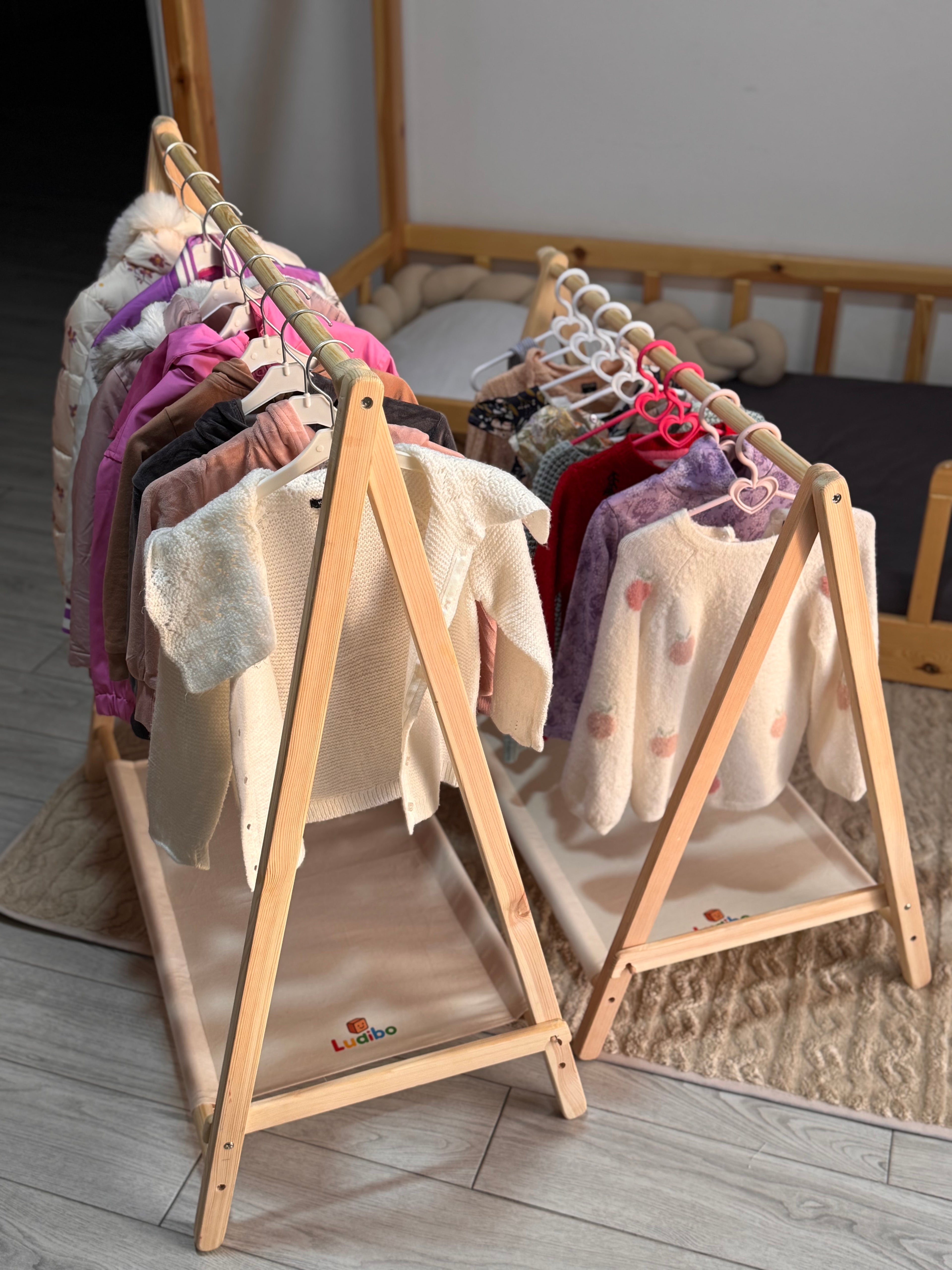 Penderie rabattable en bois rouge