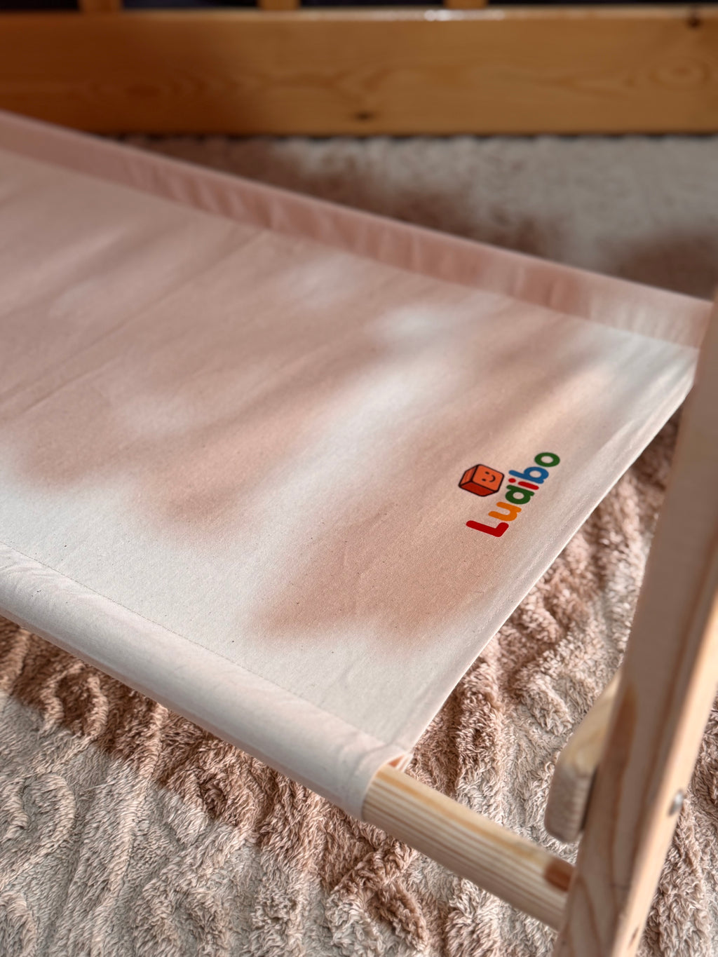 Penderie rabattable en bois rouge