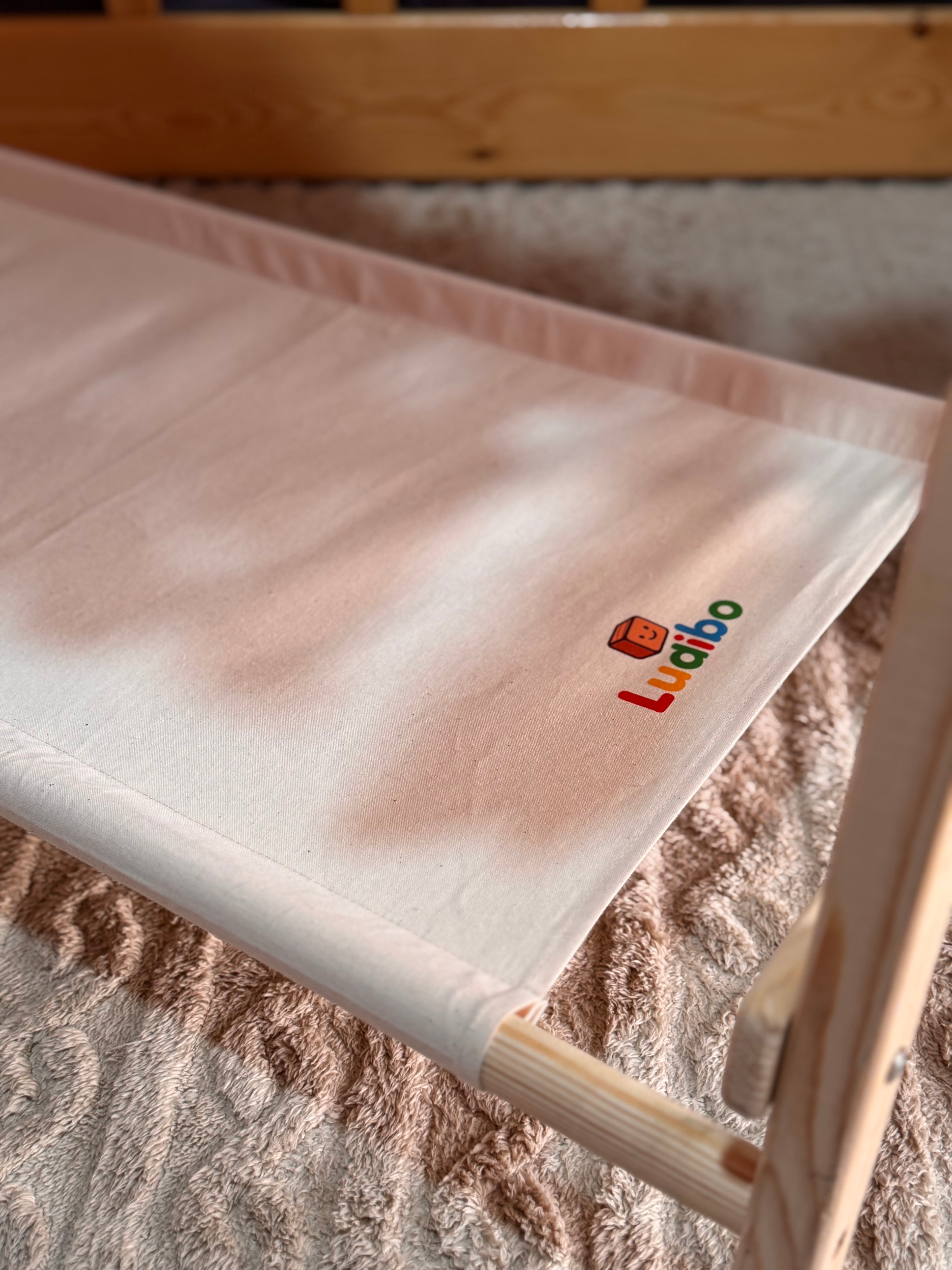Penderie rabattable en bois rouge